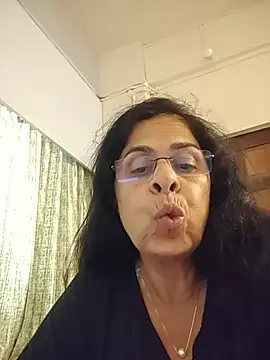 NakedMILFx Adlı Modelin Canlı XXX Sohbeti