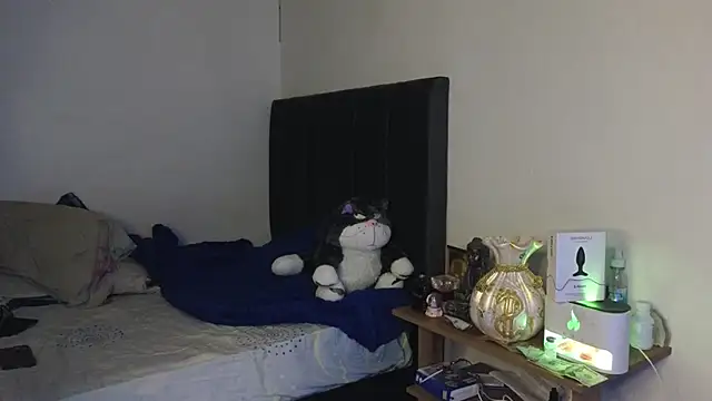 Ades_Lowe Live XXX-Chat