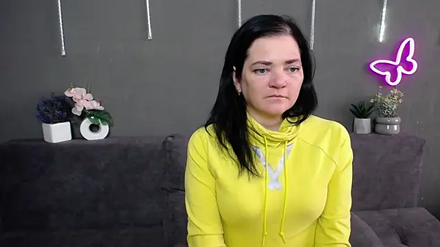 Show modela LauraFinn na web-kameri