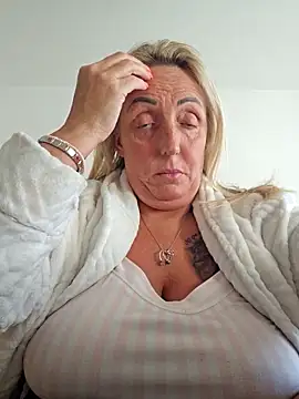 theblondecocklover élő XXX-chatje