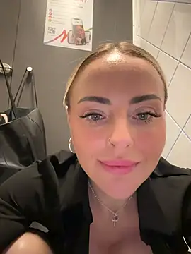 EmaSalis live XXX chat