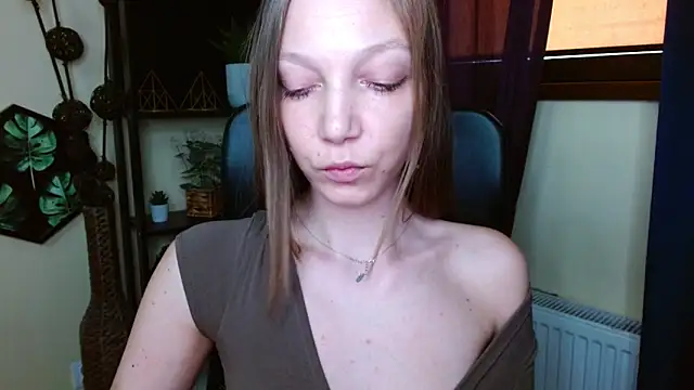 EmillyPlay élő XXX-chatje