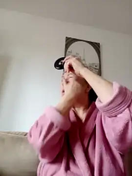 Hottie-Mom webcam show