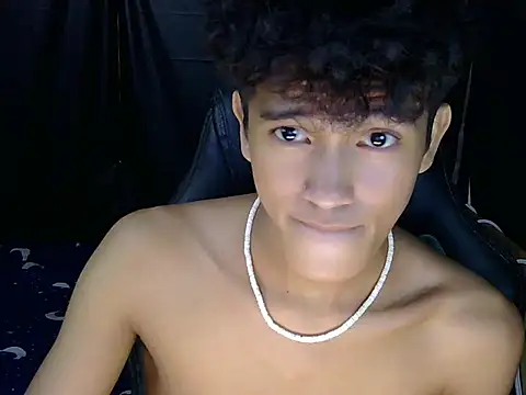 Chatroom XXX en direct de hugekenbigcock