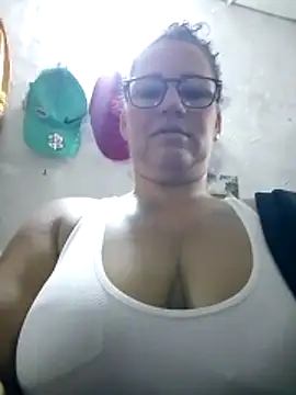 tugordita-hot: διαδικτυακό σόου στην κάμερα