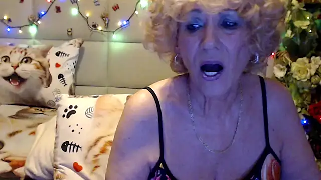 HappyWomanOn live XXX chat