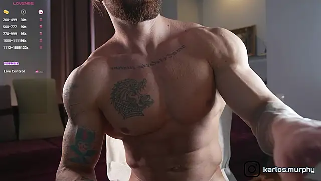 Karlos_Ripped_: διαδικτυακό σόου στην κάμερα