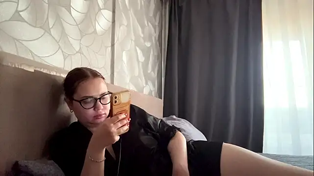 Emely_Cute's Live XXX Chat