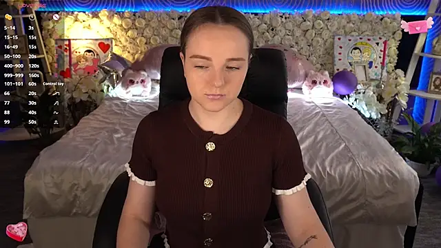 FoxyShy Adlı Modelin Canlı XXX Sohbeti