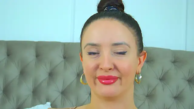 แชท XXX สดของ ElinaBellucci