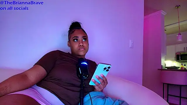BriannaBrave Show in webcam