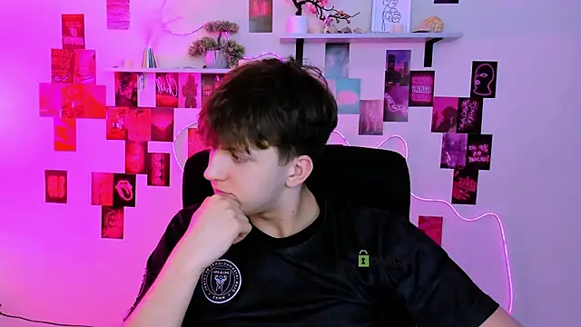 travis_wolf_ Live XXX Chat