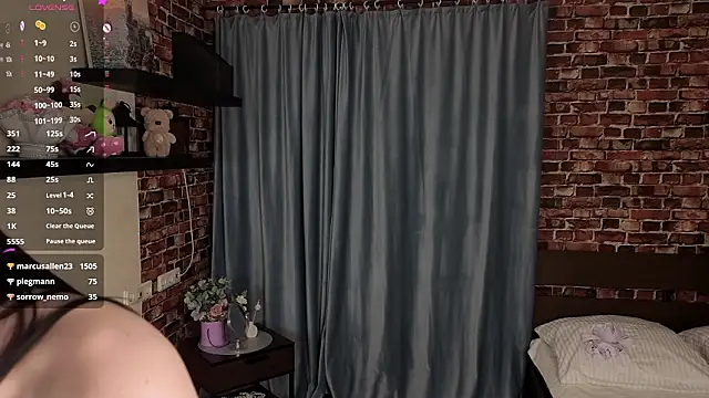 Six_Seven7 Show in webcam