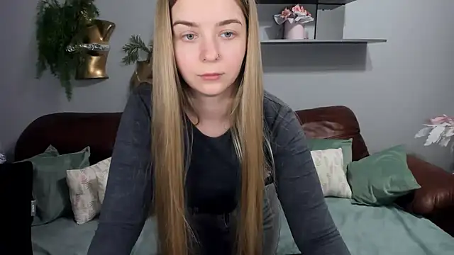 SirenaDoll Adlı Modelin Canlı XXX Sohbeti