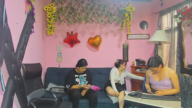 lesbiancuple Show in webcam