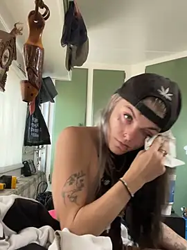 โชว์เว็บแคมของ IttyBittyStonie