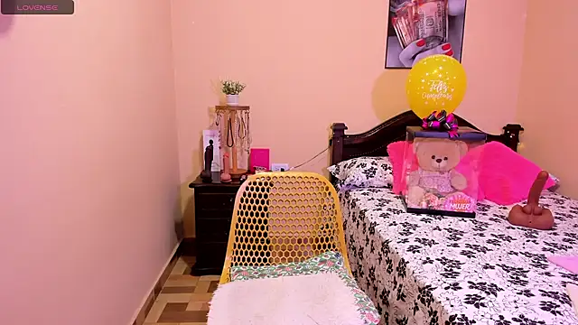 sara_florez12's Live XXX Chat