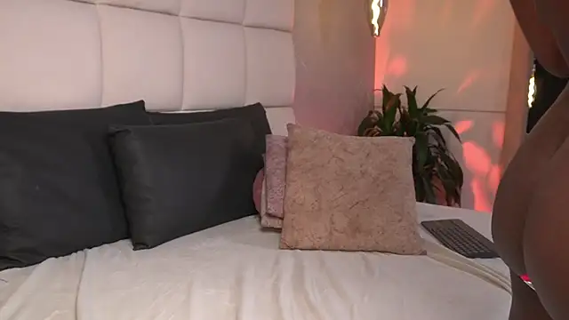 SaraMonroe1's Webcam Show