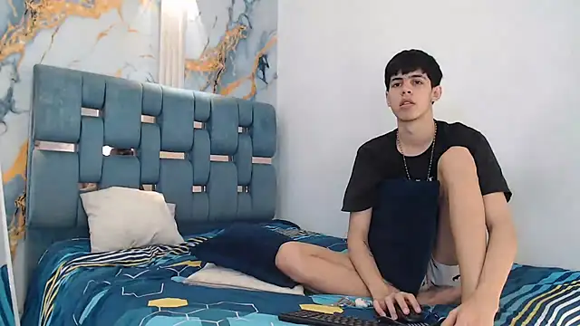 TWINKS_FRIENDS' Live XXX Chat