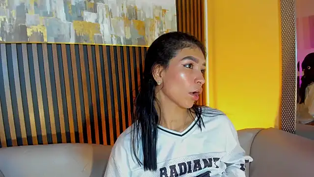 دردشة LauraAristizabal الج نسية المباشرة