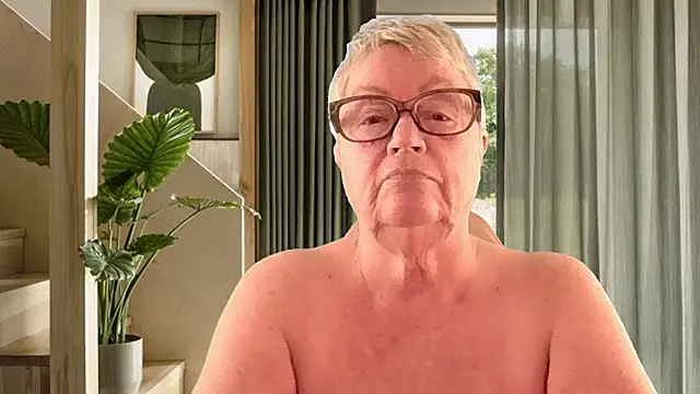 Mystery-Grandmother Webcamshow