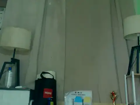 GoldenCumTYRA Pertunjukan Webcam