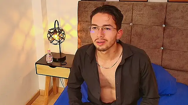 Kendy_Lians: διαδικτυακό σόου στην κάμερα