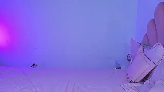 MiaColucci18's Live XXX Chat