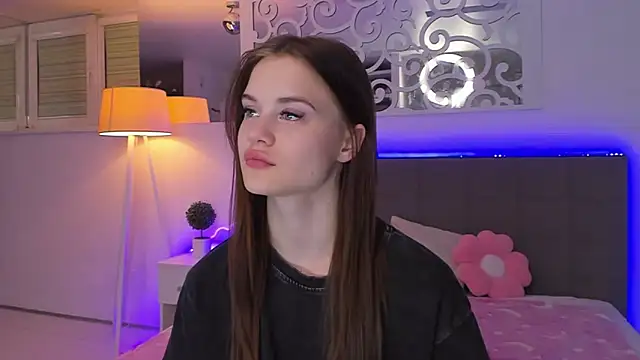 LuisaClover Adlı Modelin Canlı XXX Sohbeti