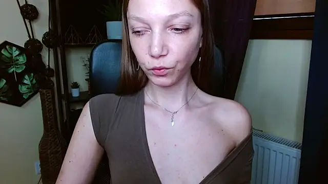 EmillyPlay Adlı Modelin Canlı XXX Sohbeti