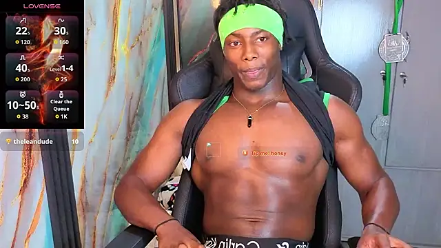 Show modela maxmuscle10 na web-kameri