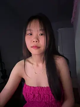 Emely-lysea 现场XXX聊天