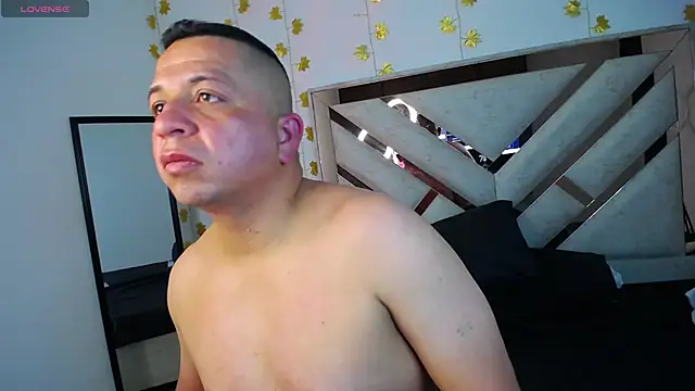 Thee_Rockk: διαδικτυακό σόου στην κάμερα