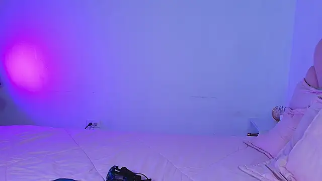 MiaColucci18's Live XXX Chat