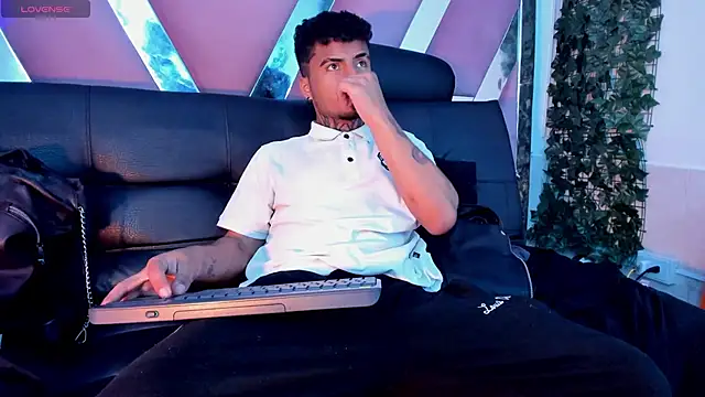 JuanCamiilo_66 élő XXX-chatje