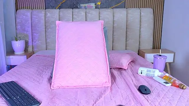 mia_scot Adlı Modelin Canlı XXX Sohbeti