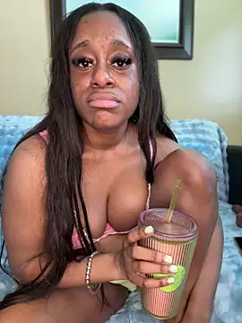 TikaMoon: διαδικτυακό σόου στην κάμερα