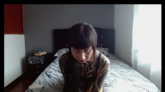 Emilia_1995 Adlı Modelin Canlı XXX Sohbeti