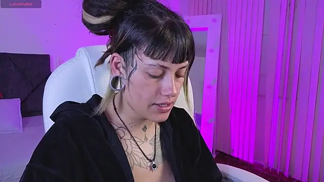 _sharlotte777 即時 XXX 聊天