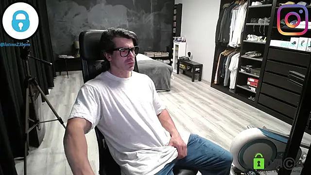 latinoo23bom Adlı Modelin Canlı XXX Sohbeti