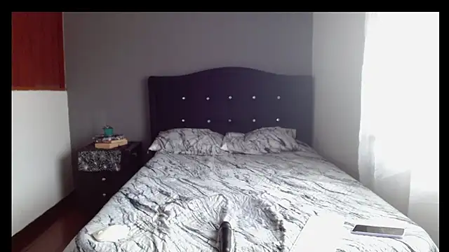 Emilia_1995 Adlı Modelin Canlı XXX Sohbeti