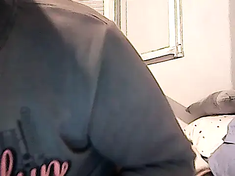 zebbi29GguyTnのライブXXXチャット