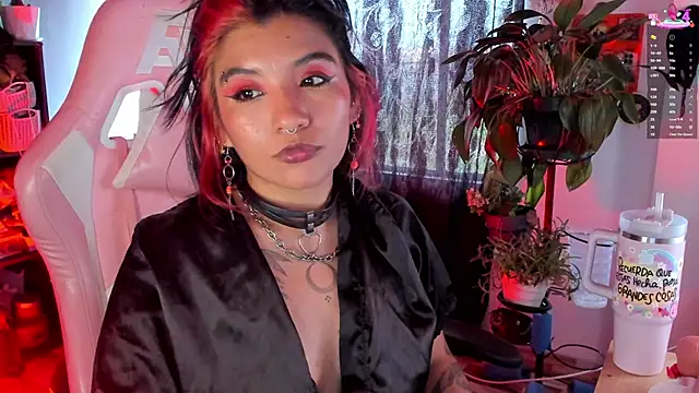 annie_walker6 Show in webcam