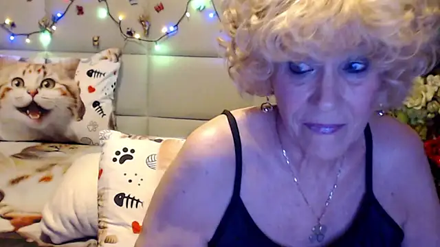HappyWomanOn Chat XXX live