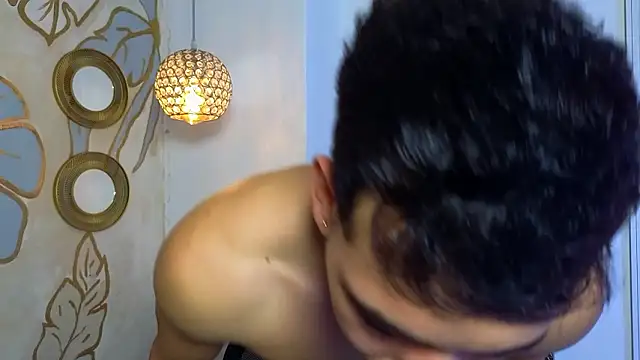 Tinocrow: διαδικτυακό σόου στην κάμερα