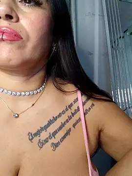 chelaqueen_ Adlı Modelin Canlı XXX Sohbeti