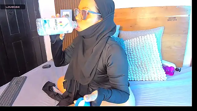 alara_jareme Show in webcam