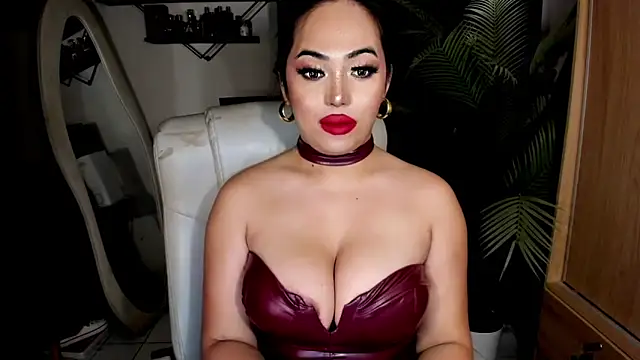 BigDominaMia's Live XXX Chat