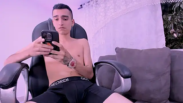 Show modela Ethann_Boy na web-kameri