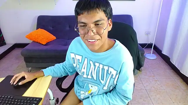 Maecum18 Adlı Modelin Canlı XXX Sohbeti